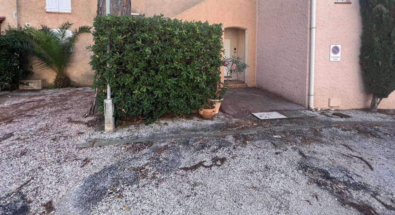 Sympathique Studio En Rez De Jardin Dans Residence Hyeres Exterior photo