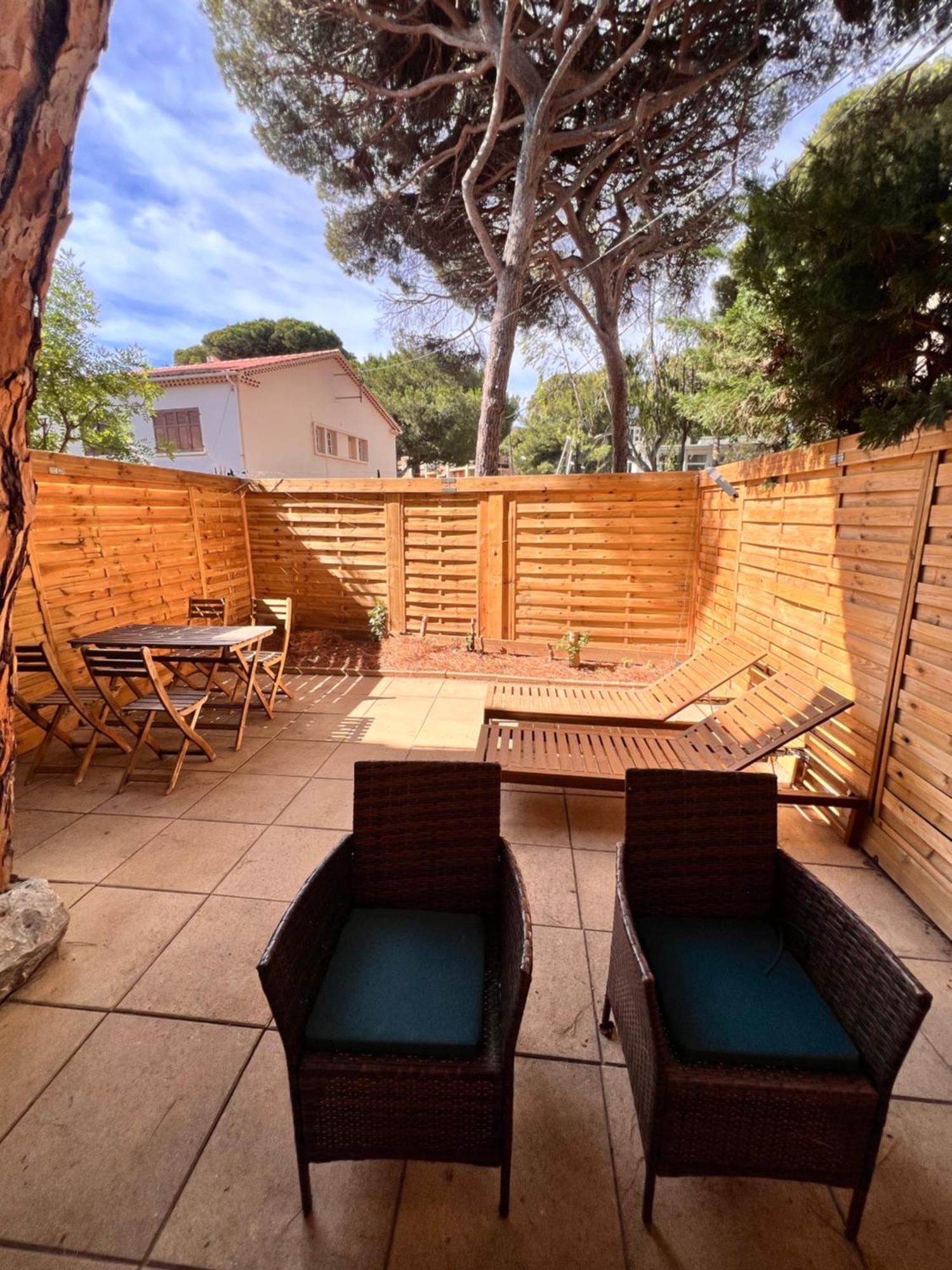 Sympathique Studio En Rez De Jardin Dans Residence Hyeres Exterior photo